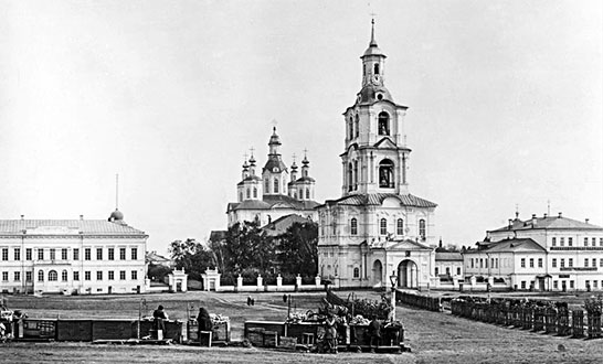 Троицкий кафедральный собор в начале Московской улицы старой Вятки