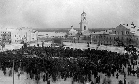 Митинг на Соборной площади перед Преображенским монастырем