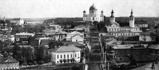 Александро-Невский собор, венчающий Казанскую улицу на дореволюционной фотографии Вятки